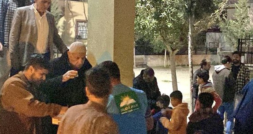HÜDA PAR Tarsus Gençlik Kollarından teravih çıkışı ikram etkinliği