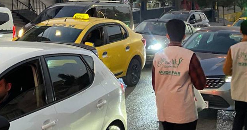 Hür Gençlik'ten iftara yetişemeyen vatandaşlara ikram