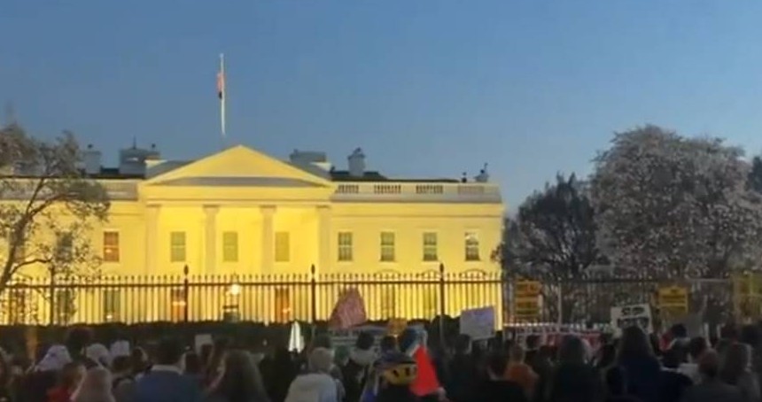 Beyaz Saray önünde Trump ve Netanyahu'nun Gazze katliamı protesto edildi