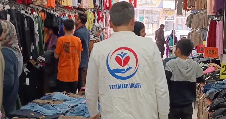 Yetimler Vakfı yüzlerce yetimi bayramlıklarla sevindirdi
