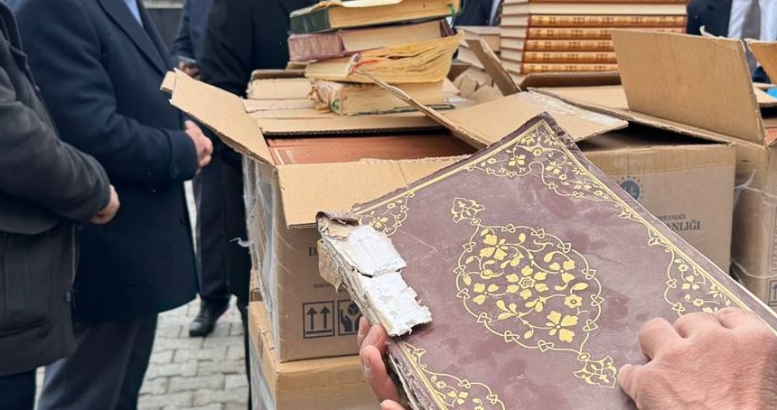 Depremde hasar gören Kur'an-ı Kerim'ler yenileniyor