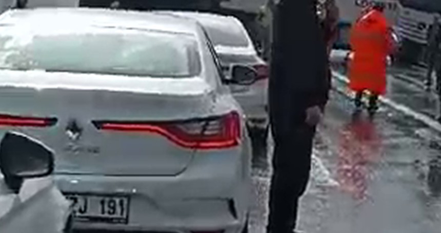 Siirt-Bitlis kara yolunda iki tır kafa kafaya çarpıştı, yol trafiğe kapandı