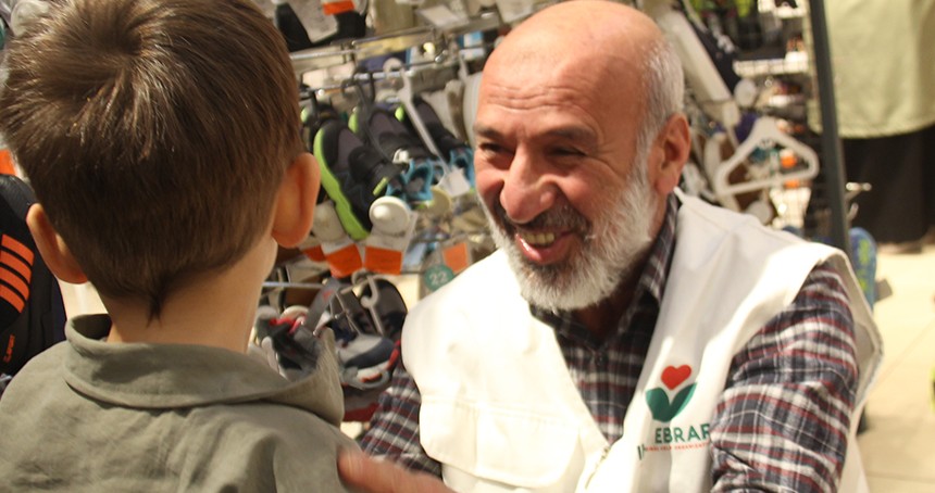 İHO EBRAR Diyarbakır'da yüzlerce yetimi bayram öncesi sevindirdi