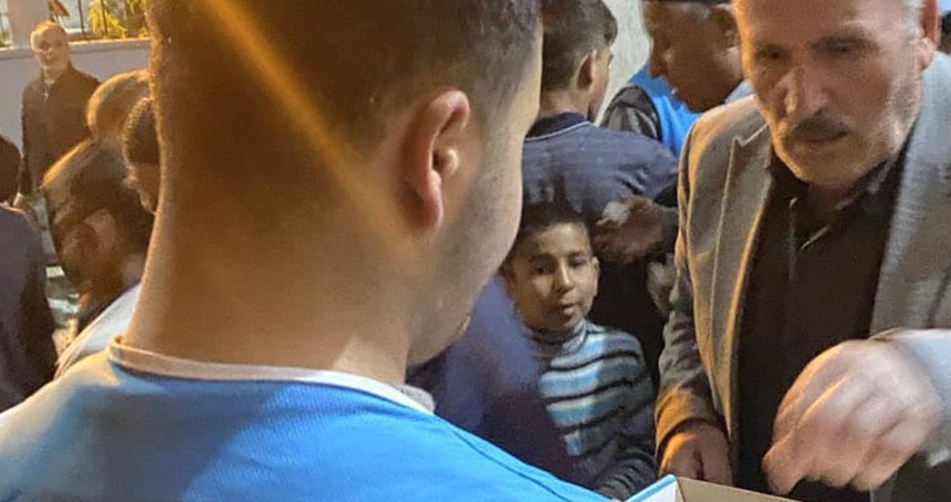 HÜDA PAR Tarsus Gençlik Kolları teravih çıkışı cami cemaatine ikramda bulundu