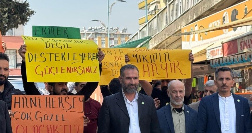 Tarsus’ta üst geçit mağduru esnafa HÜDA PAR'dan destek