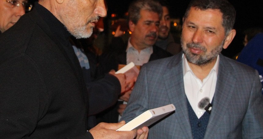 Kadir Gecesi'nde vatandaşlara Kur’an-ı Kerim hediye edildi