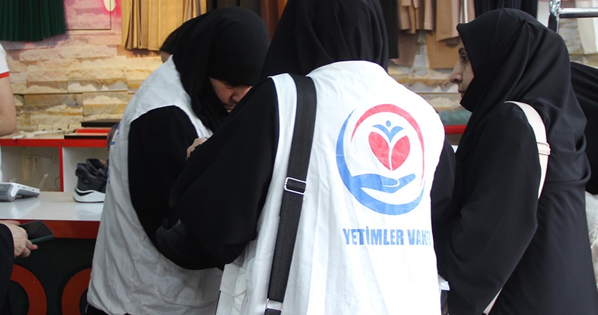 Yetimler Vakfı, Cizre’de bayram öncesi yüzlerce çocuğu giydirdi