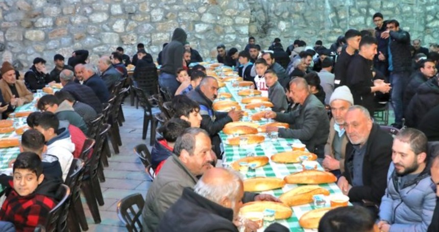 Tarihi Bitlis Ulu Camii’nde geleneksel iftar programı düzenlendi