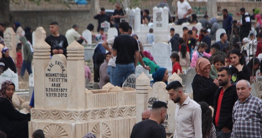 Arife günü kabir ziyaretine gelenler: Mezarlıklar bizlere ölümü hatırlatıyor