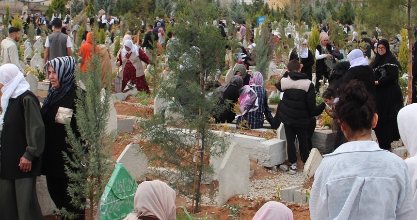 Bayramı arefesinde mezarlıklar ziyaretçilerle dolup taştı
