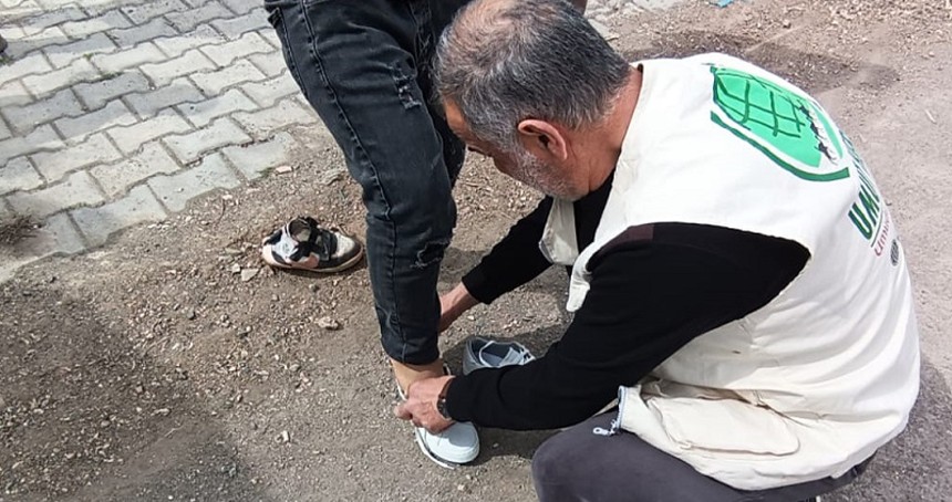 Umut Kervanı'ndan Ağrı’da çocuklara bayramlık ayakkabı yardımı