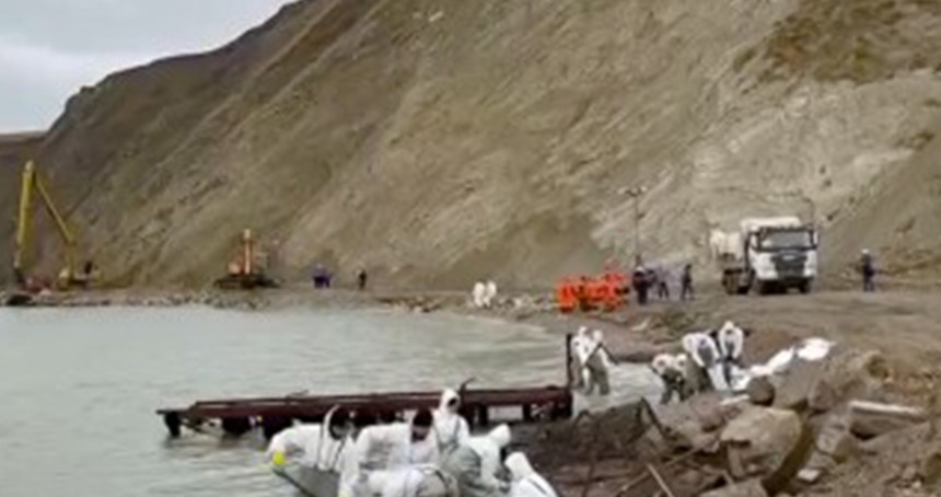 Kerç Boğazı'ndaki petrol sızıntısı temizleniyor 