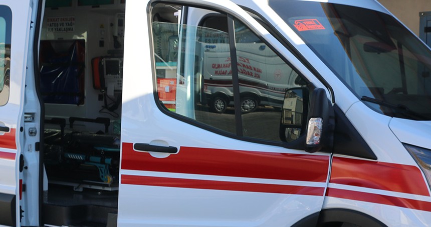 Otomobile çarpan motosiklet kullanılamaz hale geldi