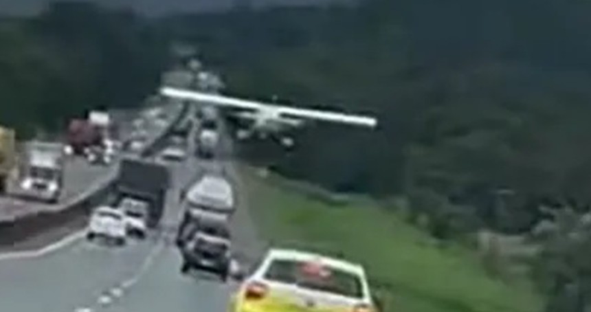 Brezilya'da motoru duran uçak otoyola iniş yaptı