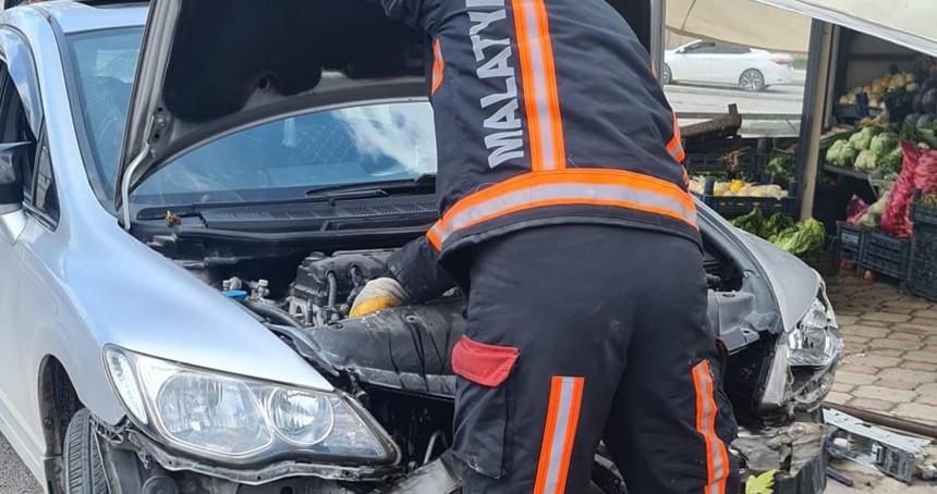 Sürücünün kontrolünü kaybettiği araç ağaca çarptı