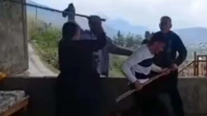 Yol kavgasında sandalyeler ve sopalar havada uçuştu
