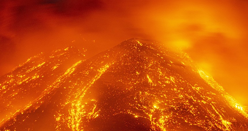 Etna Yanardağı yeniden kül ve lav püskürttü