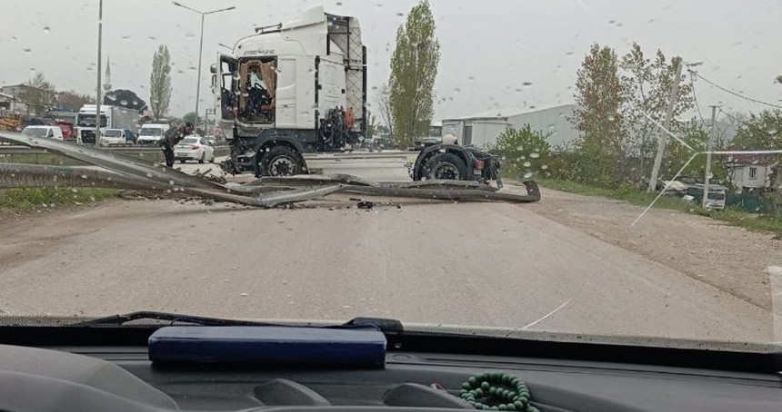 Bursa'da refüjde dönemeyen araç bariyerlere çarptı
