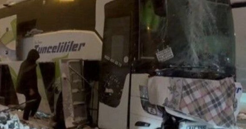 Erzincan’da yolcu otobüsü direğe çarptı: 2 kişi yaralandı
