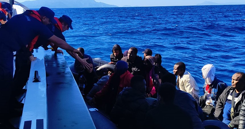 İzmir açıklarında 41 düzensiz göçmen yakalandı