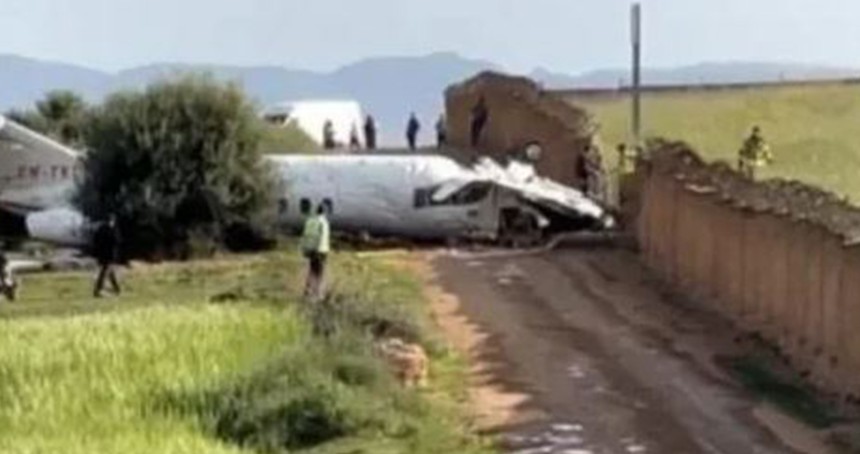 Pistten çıkan uçak duvara çarptı: 4 yaralı