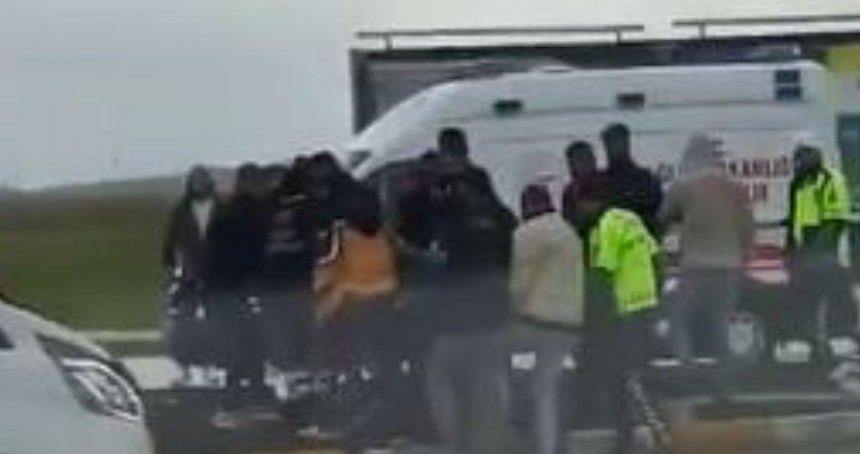 Hafif ticari araç ile otomobil kafa kafaya çarpıştı: 5 yaralı