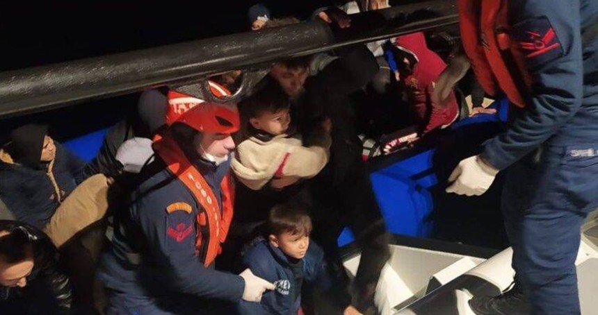 İzmir açıklarında 26 düzensiz göçmen yakalandı