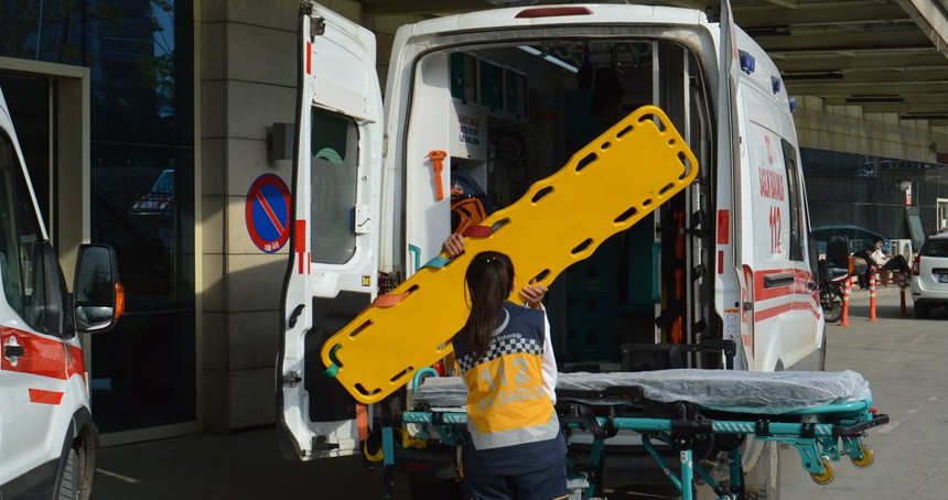 Kontrolden çıkarak takla atan otomobildeki 3 kişi yaralandı