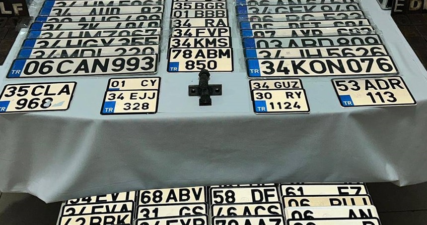 İstanbul’da sahte plaka operasyonunda 5 milyon TL değerinde 215 plaka ele geçirildi