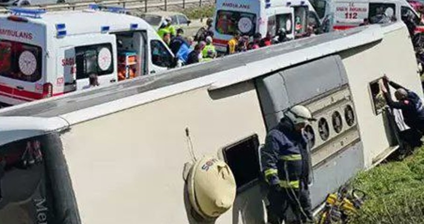 Yalova-Bursa kara yolunda yolcu otobüsü devrildi: Bir ölü, 2 yaralı