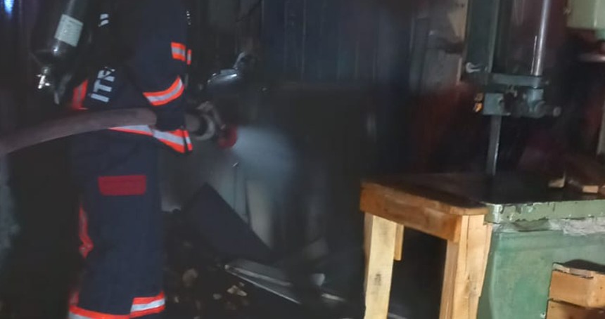 İş yeri yangınında maddi hasar oluştu