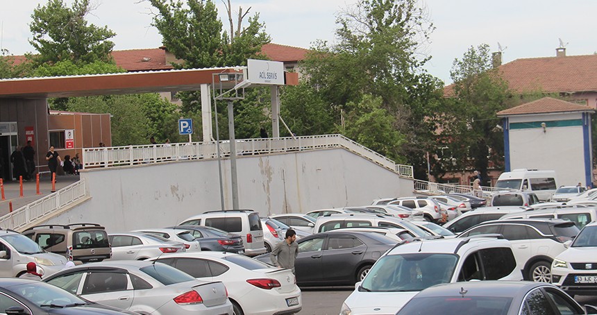 Hastane yerleşkesindeki düzensizlik otopark sorununu arttırıyor