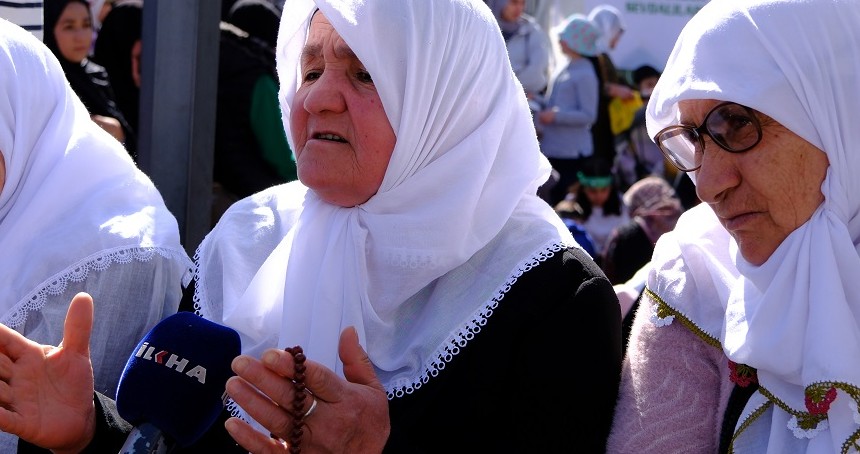 Van’da Mevlid-i Nebi etkinliğe katılan yaşlılar gözyaşlarına hakim olamadı
