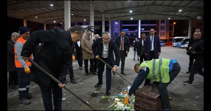 Bakan Işıkhan işçilerle buluştu, temizlik yaptı