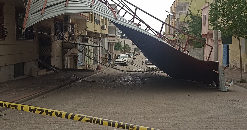 Diyarbakır'da şiddetli rüzgâr çatının uçmasına yol açtı