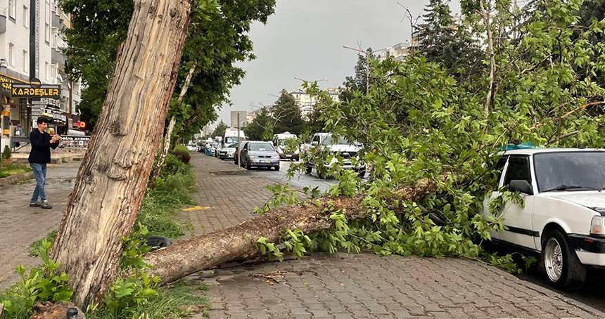 Fırtına Diyarbakır’da maddi hasara yol açtı