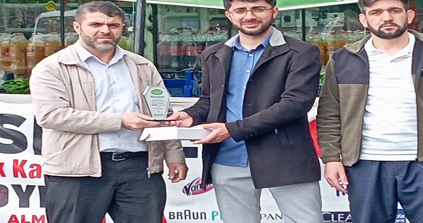 HÜDA PAR Bingöl Gençlik Kolları'ndan boykot yapan esnaflara plaket