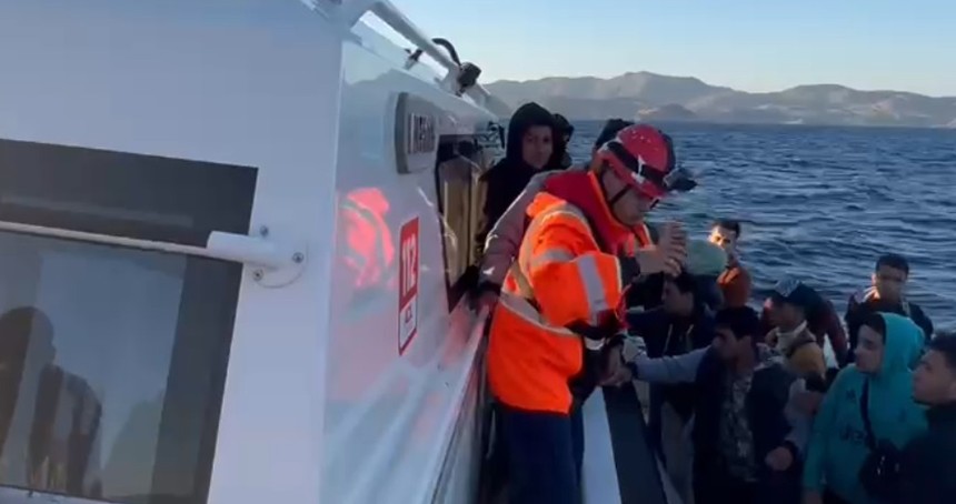 Muğla açıklarında 12 düzensiz göçmen yakalandı