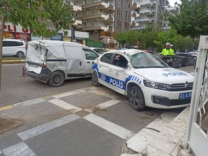 Şanlıurfa’da polis aracının karıştığı kazada 2 kişi yaralandı