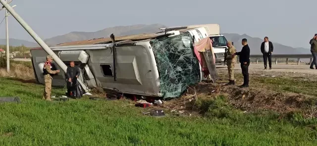 Yolcu otobüsü devrildi! Çok sayıda yaralı var