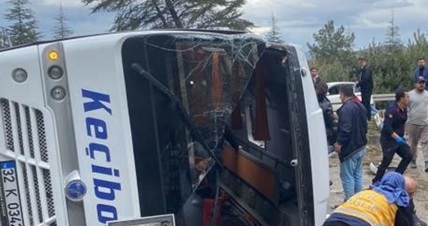 Isparta’da yolcu midibüsü devrildi: 16 yaralı