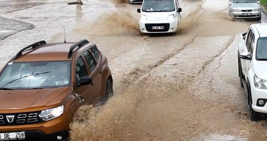 Malatya'da sağanak yağış nedeniyle caddeler su birikintileri ile doldu