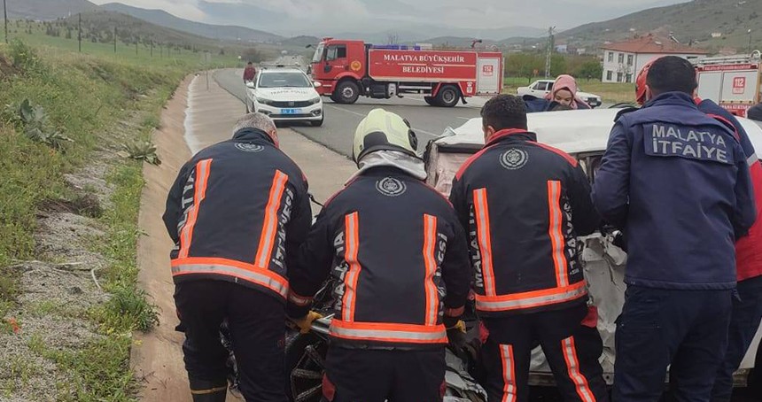Otomobiller kafa kafaya çarpıştı: 2 ölü, 2 yaralı