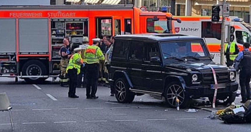 Almanya'da bir araç kalabalığın arasına daldı: 3 yaralı