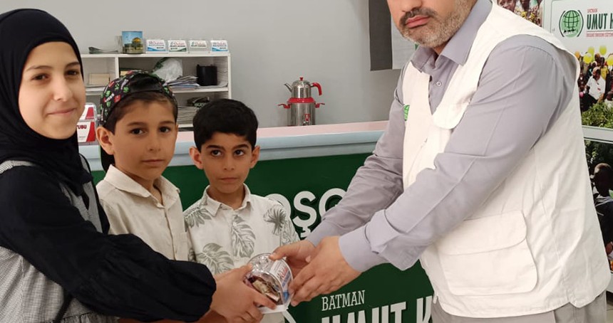 Alp kardeşlerden örnek davranış: Harçlıklarını Umut Kervanı'na bağışlıyorlar
