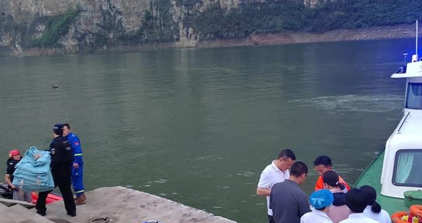 Çin'in güneybatısında 2 yolcu teknesi alabora oldu