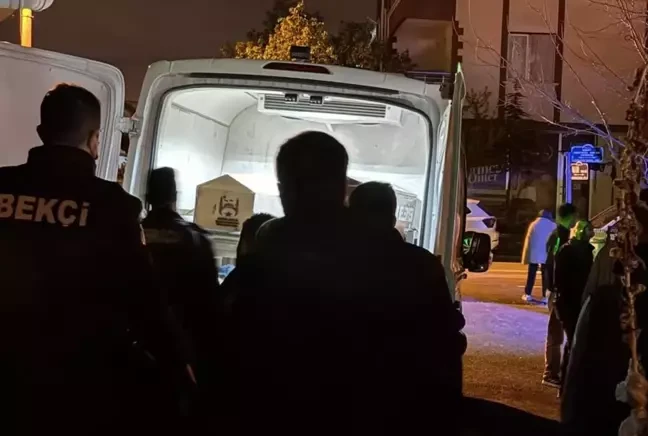 Komşusunun kafasına sıkıp aynı silahla canına kıydı