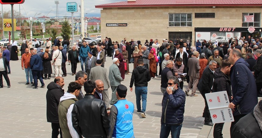 Ağrı'dan 175 hacı adayı kutsal topraklara uğurlandı
