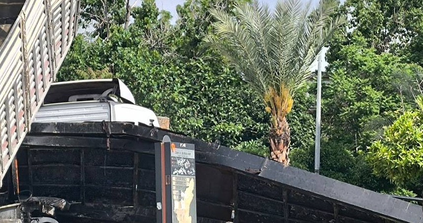 Damperi açılan kamyonet üst geçidi yıktı