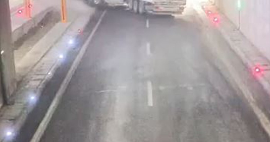 Erkenek Tünelinde ikiye ayrılan tır kazasının görüntüleri çıktı